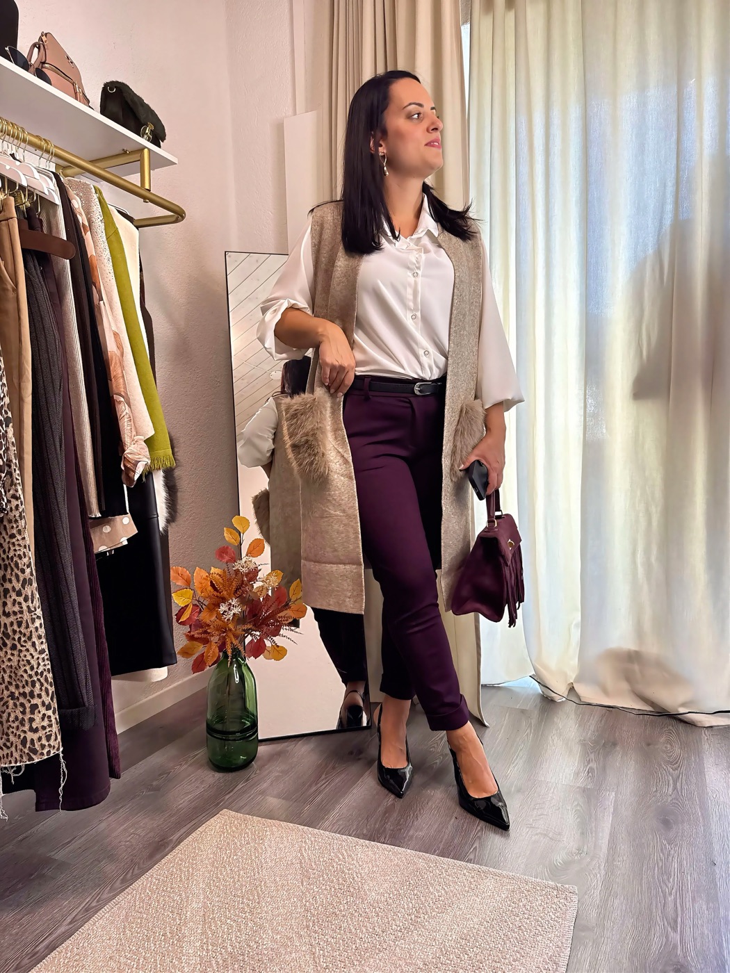 Herbstlook aus der Boutique: helle Jacke, dunkle Hose, Tasche