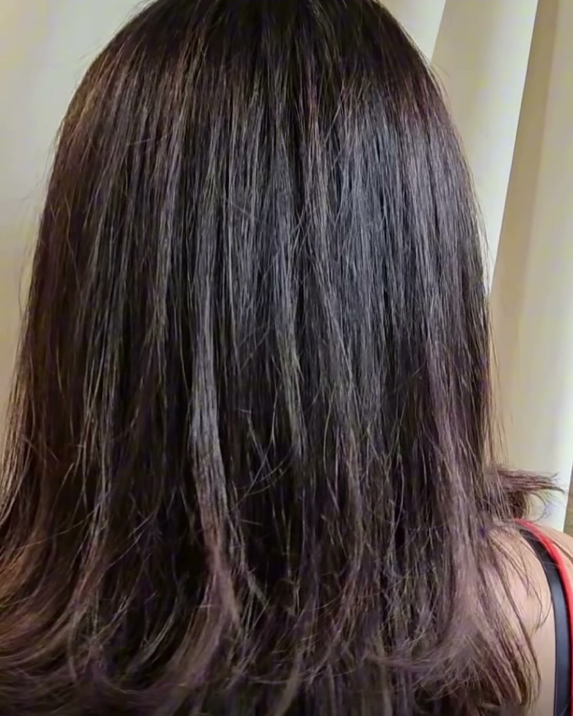 Dunkles Haar nach dem Schnitt, glatt und in Form