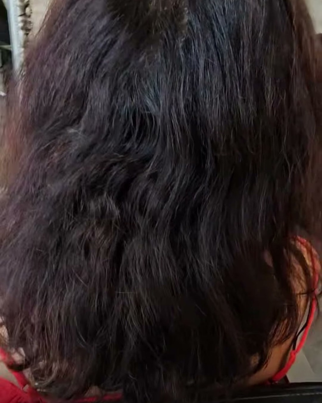 Dunkles Haar vor dem Schnitt